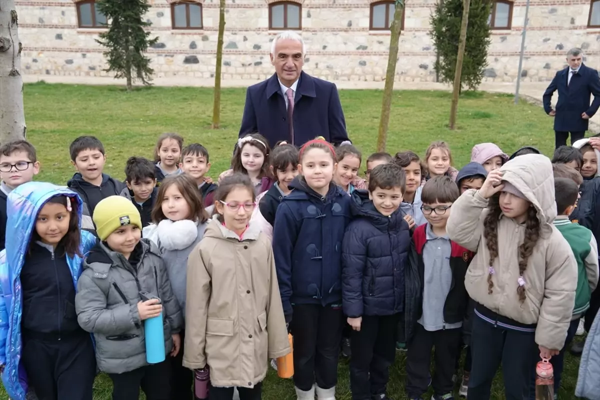Kültür Bakanı Ersoy, 16. Yüzyıla Ait İznik Çinilerini Türkiye'ye Getirdi
