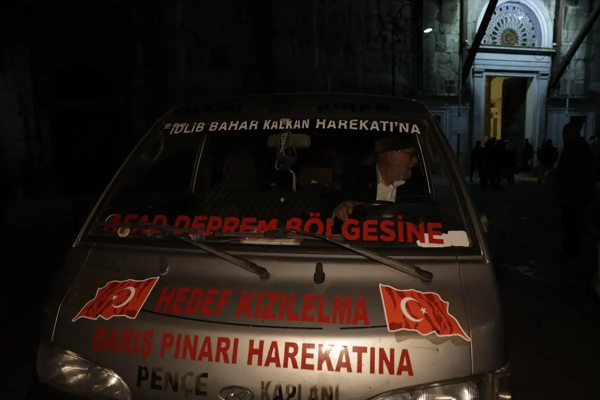 Şam'da Kadir Gecesi'nde Sıcak Bir Jest: Elmacı Dede Çocuklara Bayram Şekeri Dağıttı