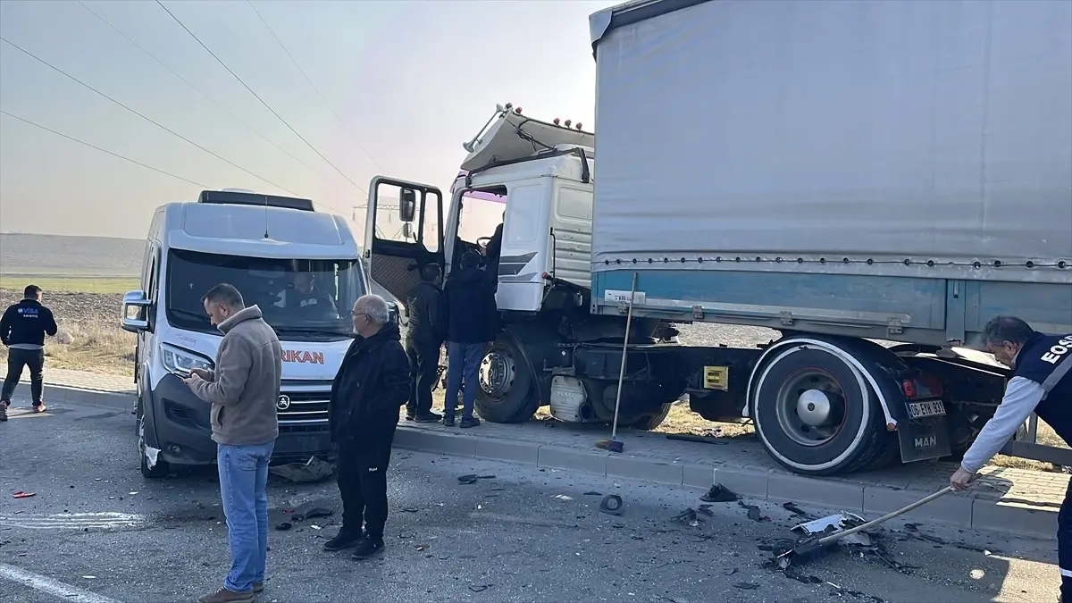 Eskişehir'de Zincirleme Trafik Kazası: 12 Kişi Yaralandı