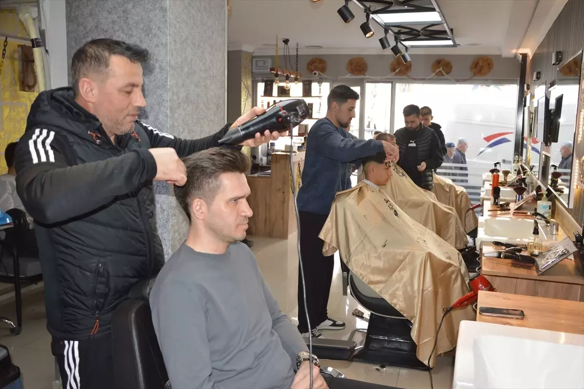 Bayram Tıraşı İçin Kuaförlerde Artan Yoğunluk ve Randevu Stratejileri