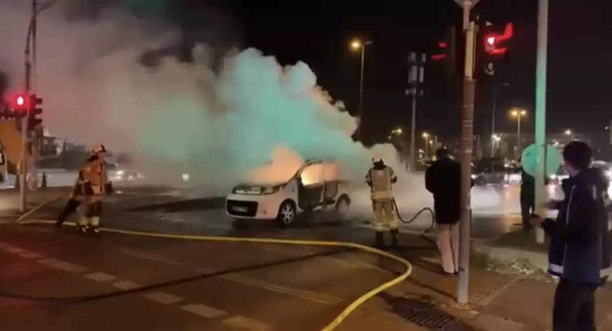 Kartal'da Hafif Ticari Araçta Çıkan Yangın Kontrol Altına Alındı