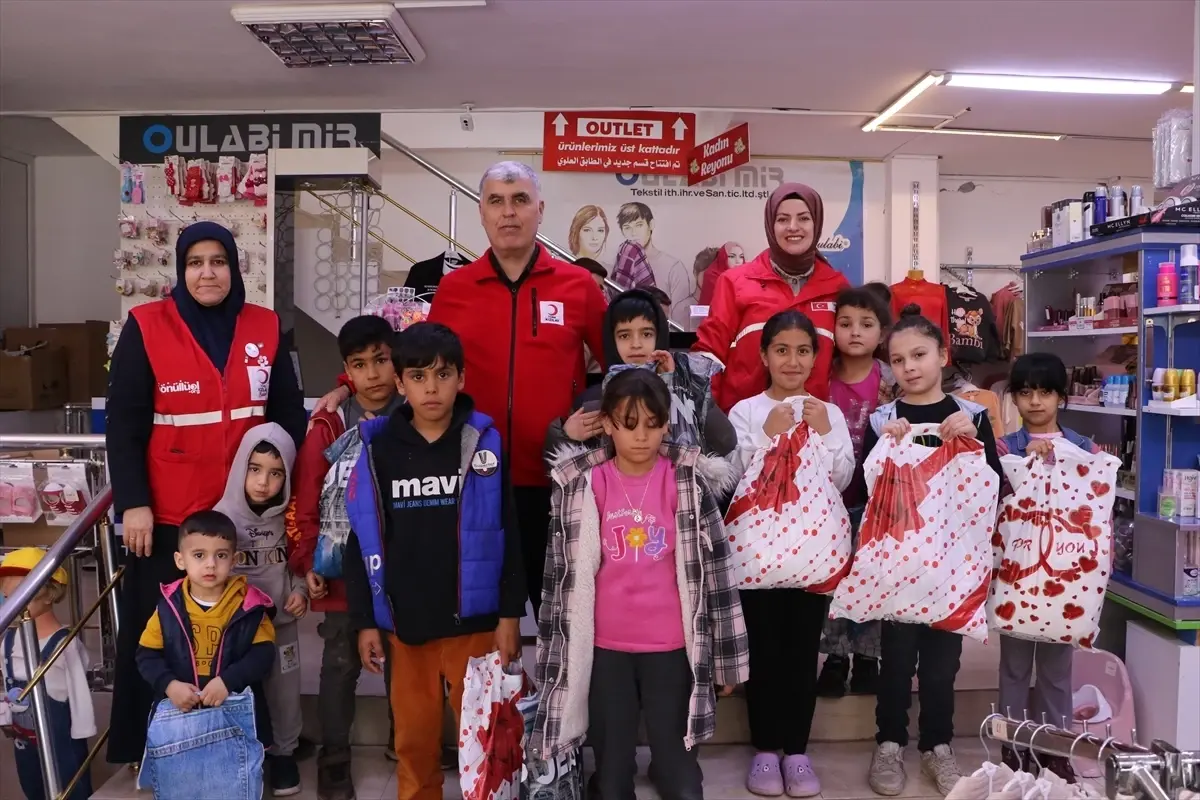 Kızılay, Kilis’te Bin Çocuğa Bayramlık Kıyafet Dağıttı