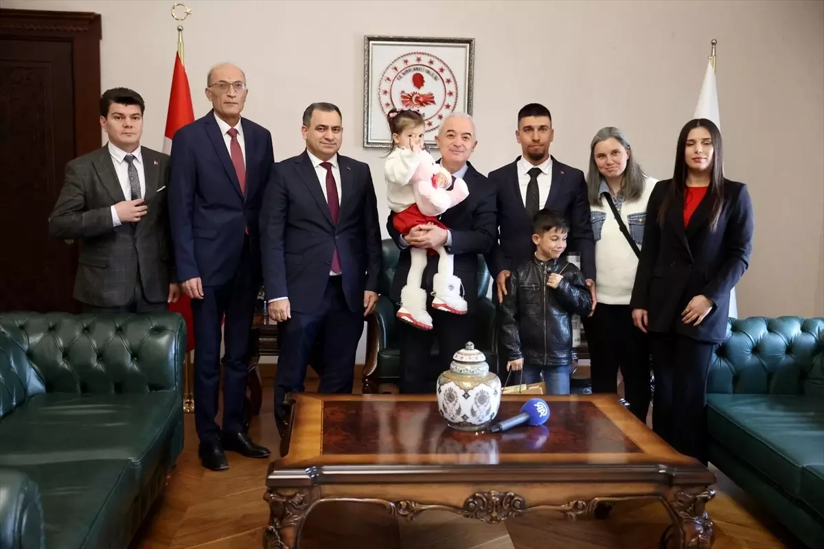 Kırklareli'nde 3 Yaşındaki Küçük Kız Bayrak Şiirini Okudu, Sosyal Medyada Büyük İlgi Topladı