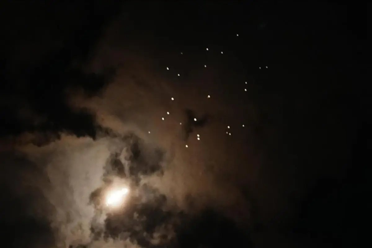 Kuveyt Savunma Bakanlığı, İran'dan Gelen Balistik Füze ve İHA'ları Başarıyla Engelledi; 2 Yaralı