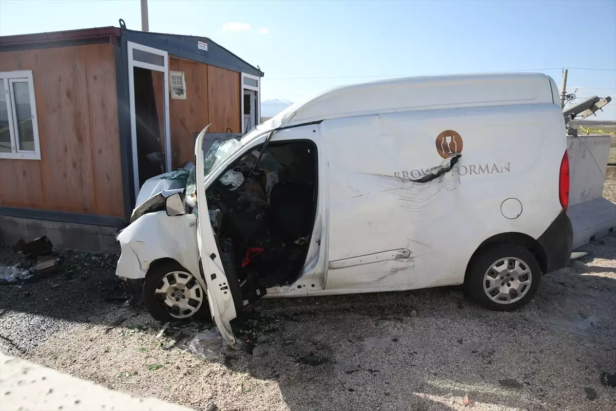 Niğde Jandarma Kontrol Noktasında Çarpıcı Trafik Kazası: Sürücü Hayatını Kaybetti