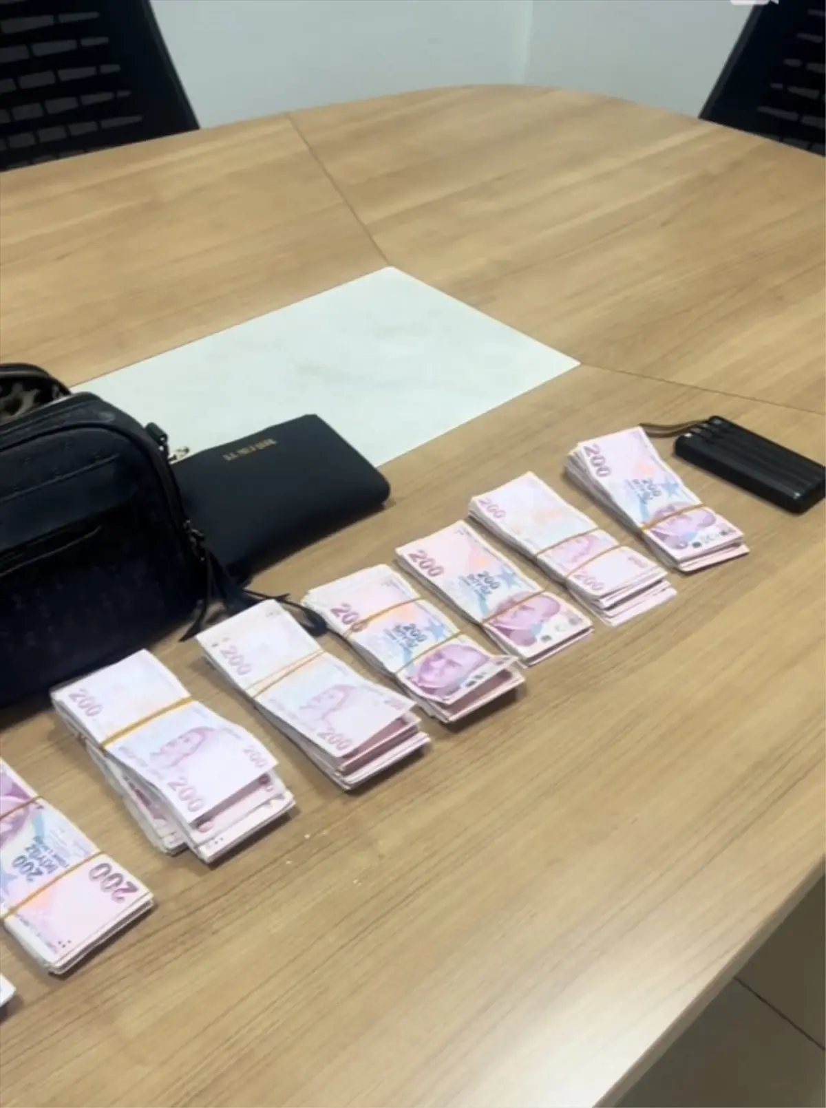 Reyhanlı’da Muhtarlar, 176 Bin Liralık Çantayı Sahibiyle Buluştu