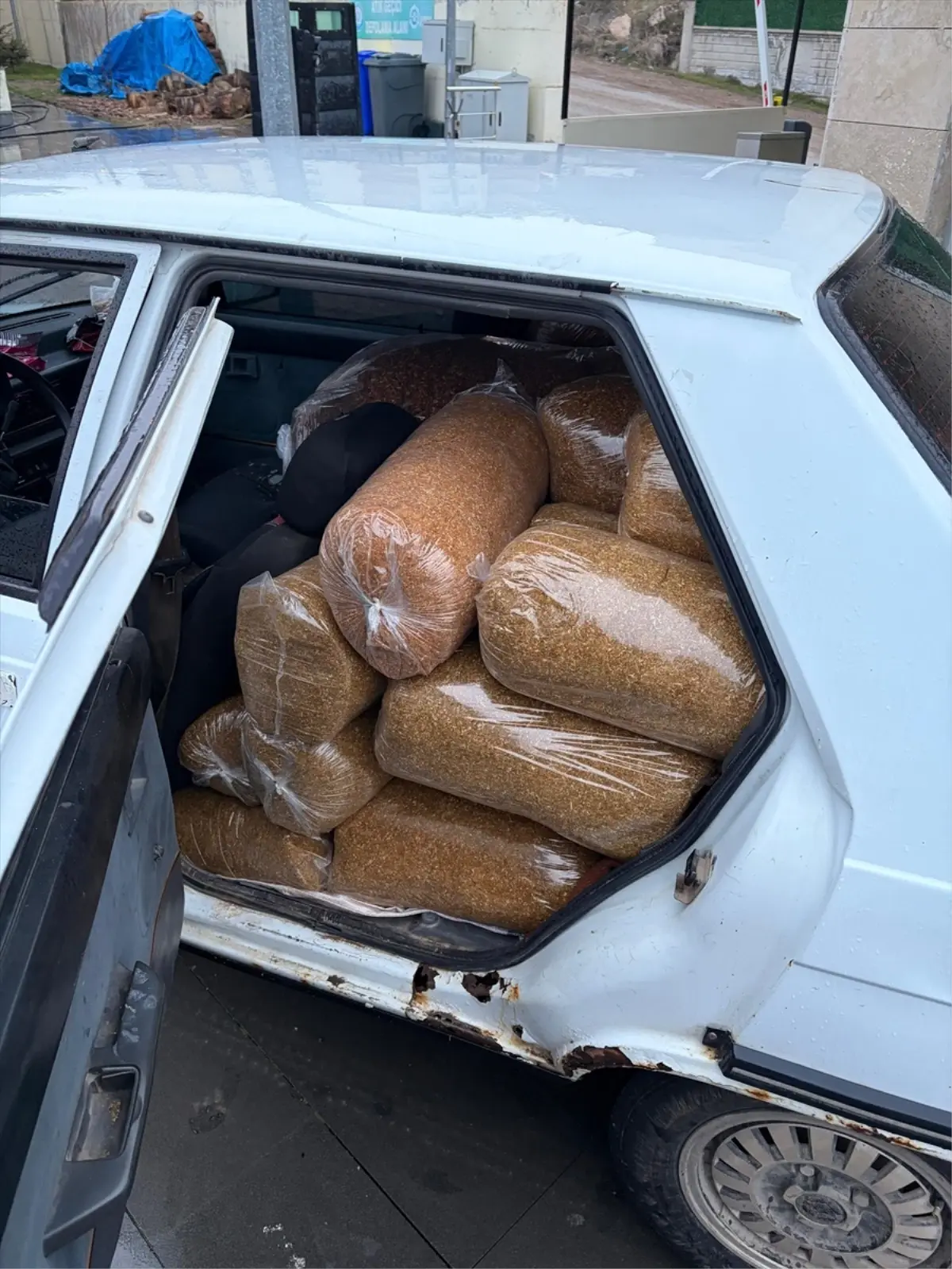 Koyulhisar’da 1,9 Ton Kaçak Tütün Ele Geçirildi: 3 Şüpheli Gözaltında