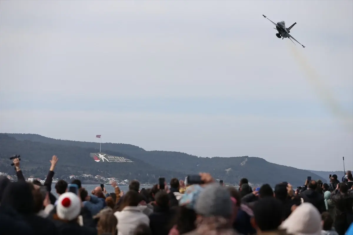 SOLOTÜRK, Çanakkale Şehitleri Anma Günü'nde Gösteri Uçuşu Gerçekleştirdi