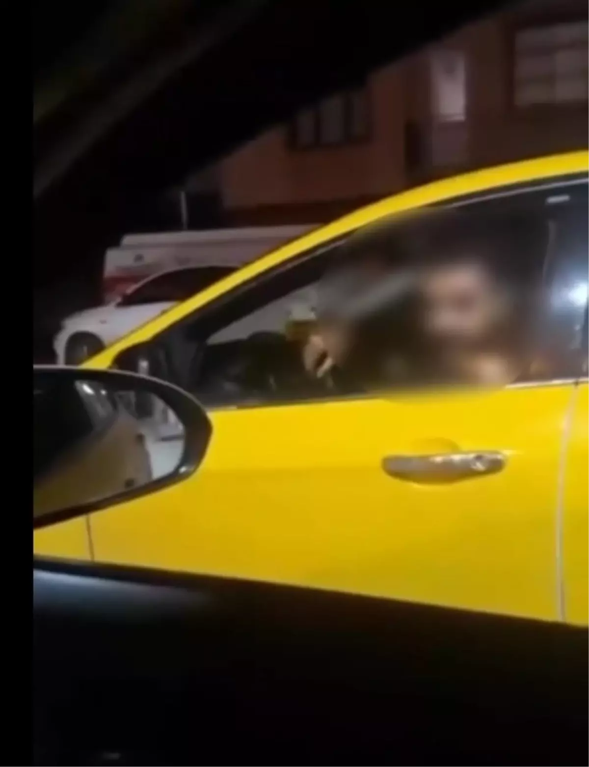 Adana’da Taksi Şoförü ve Meslektaşı Arasında Şiddetli Tartışma: Müşteri Panik Yaşadı