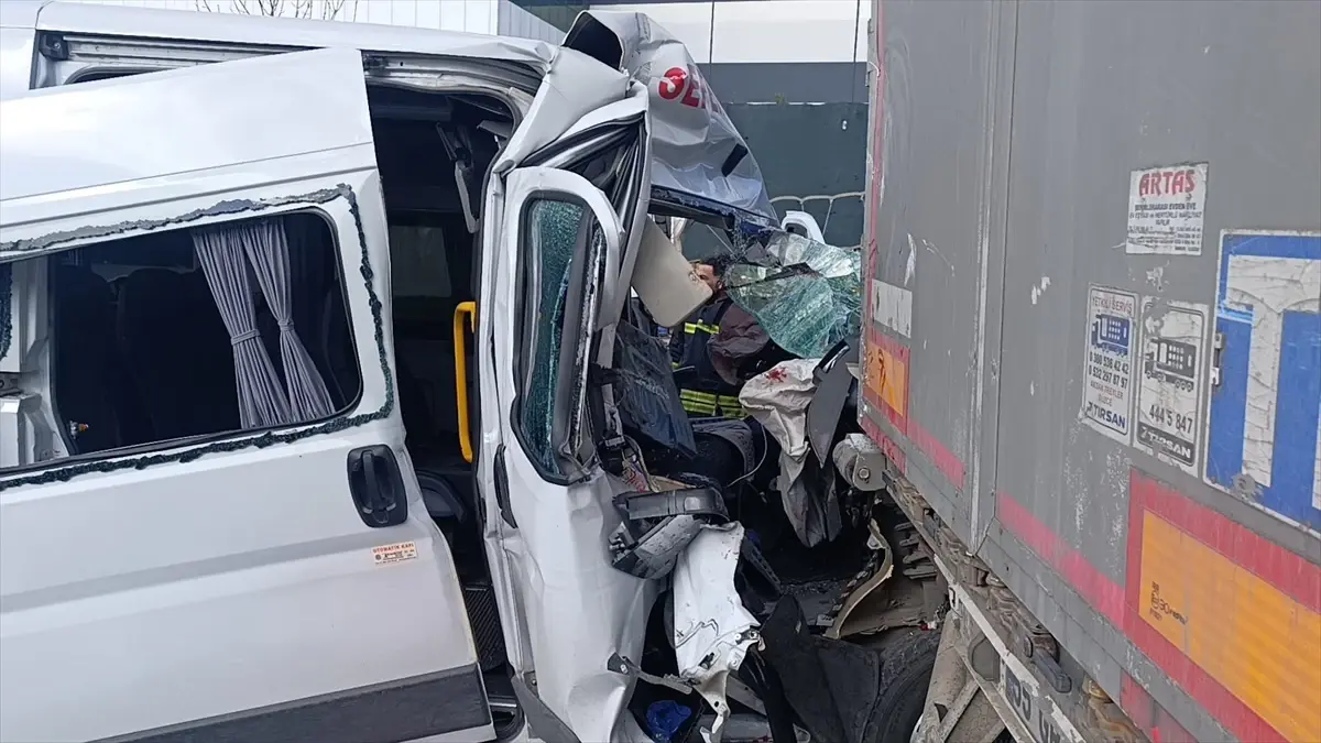 Çerkezköy'de İşçi Servisi Tırı Çarptı: 3 Yaralı, Birinin Durumu Ağır