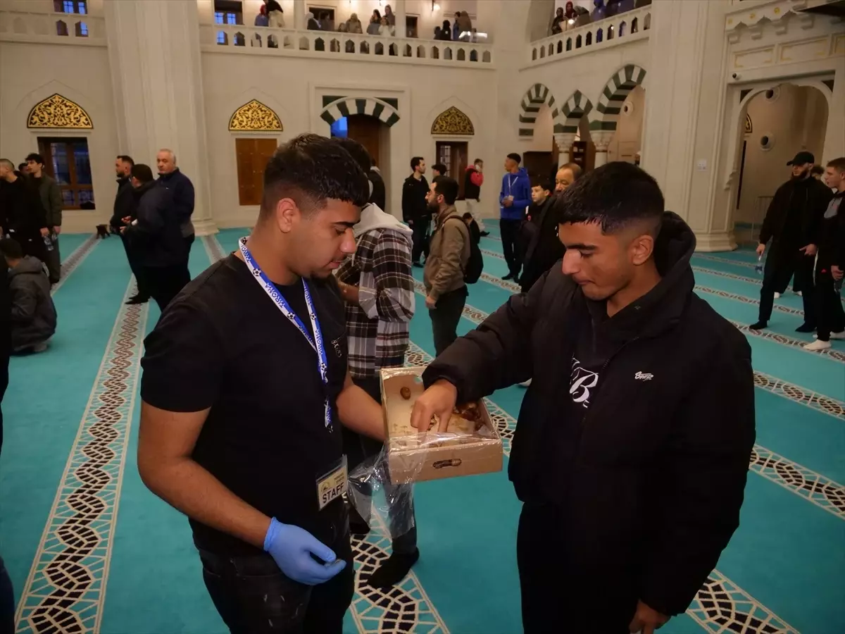 Tiran'da Türkiye'nin Katkısıyla Namazgah Camisi'nde Büyük İftar Etkinliği