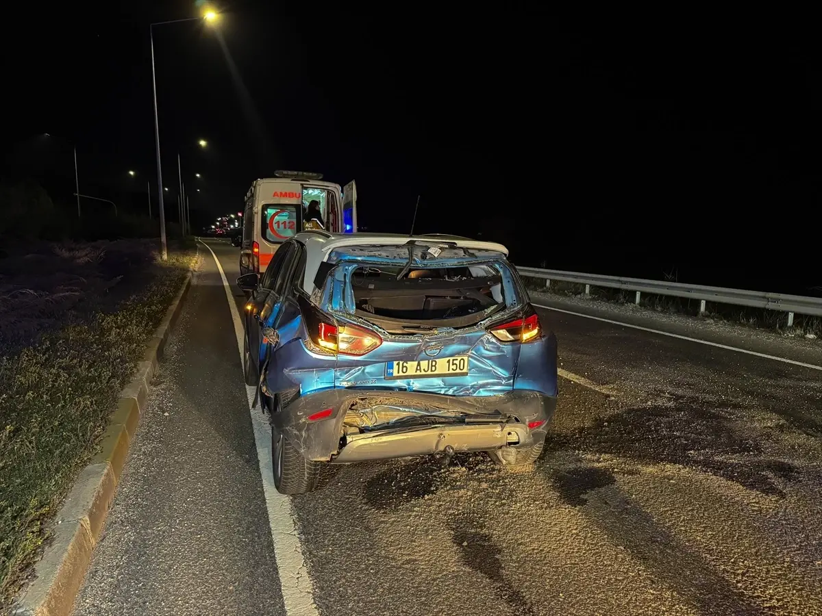 Uşak'ta Tır Çarptı: Anne, Baba ve Çocuklar Yaralı