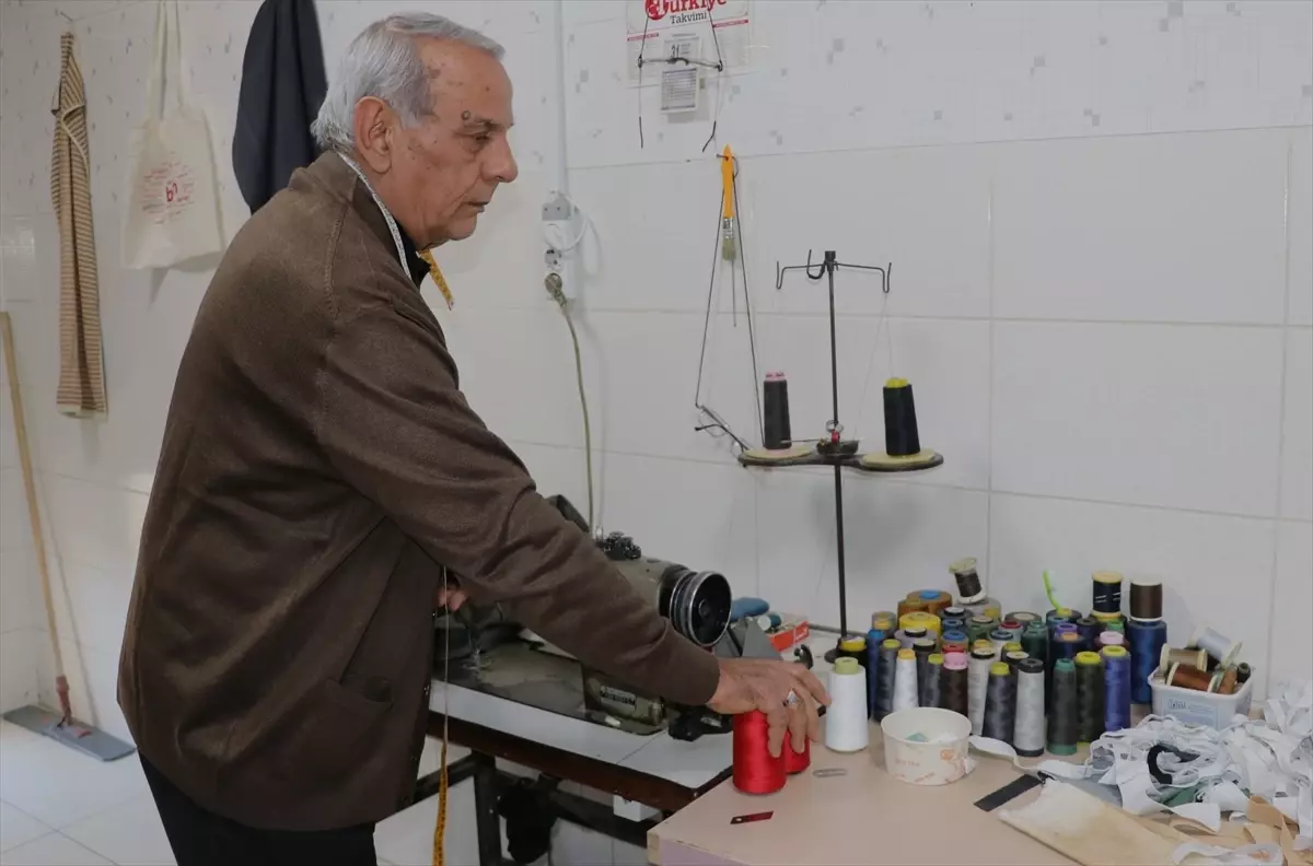Gaziantep Huzurevi’nde 77 Yaşındaki Emekli Terzi, Dikiş Makinesiyle Yaşamına Renk Katıyor