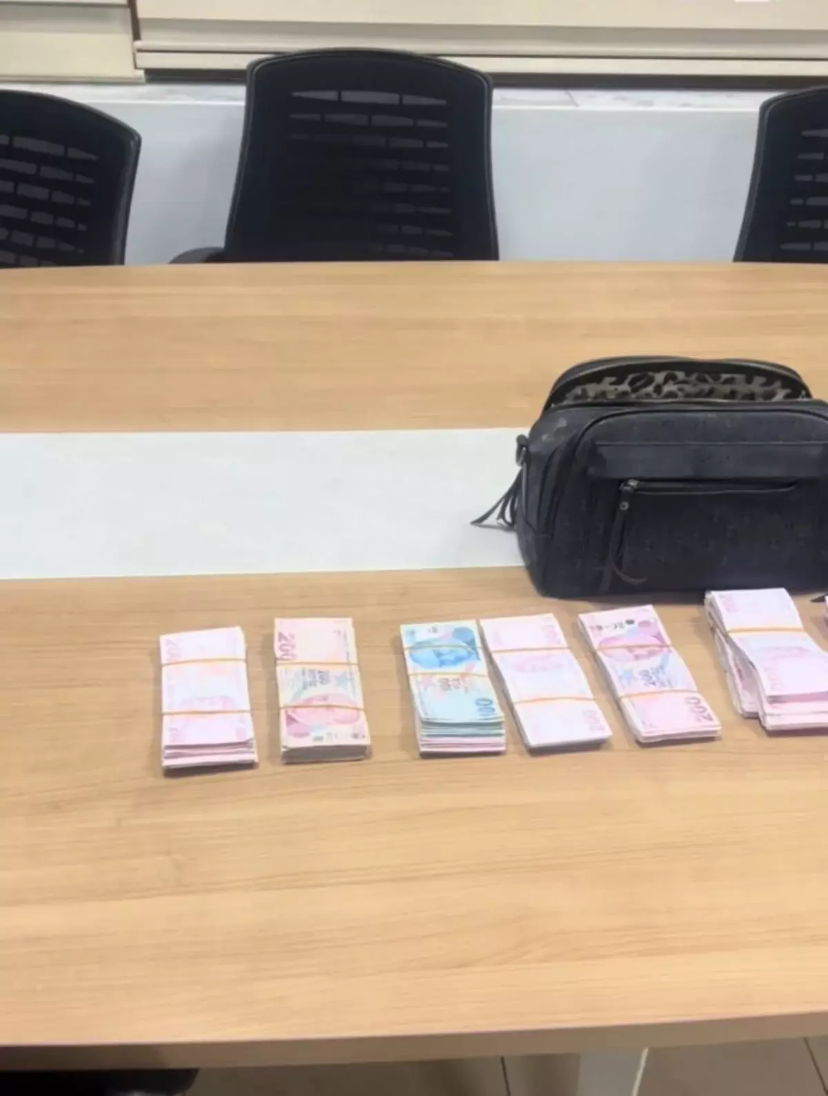 Reyhanlı’da Muhtarların Duyarlı Hamlesi: 176 Bin Liralık Çanta Sahibiyle Buluştu