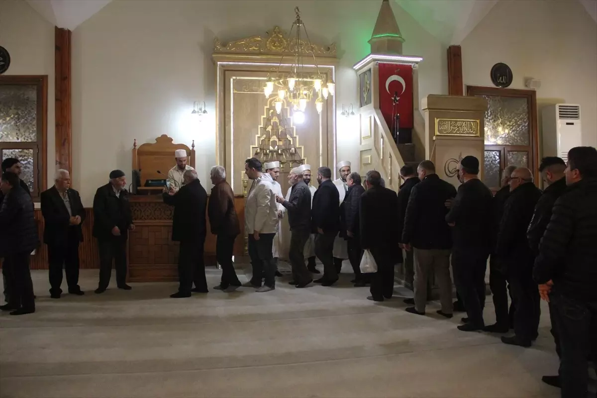Zara Camii'nde Kadir Gecesi'nde Sakal-ı Şerif Ziyareti ve İlahi Performansı