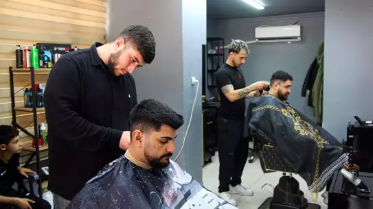 Adana’da Bayram Öncesi Berber Randevuları Patladı: Yoğunluk Rekor Kırdı