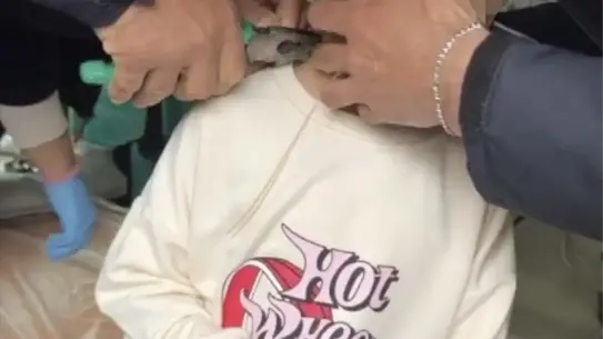 İtfaiye ekipleri kelepçeyi çıkarıyor