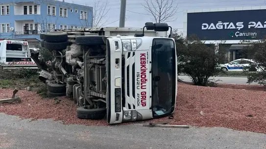Kaza yerinde ambulans ve kamyon