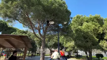 İtfaiye ekipleri gençle iletişim kurarken