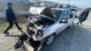 Bozüyük'te çarpışan iki otomobil