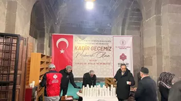 Salep ikramı yapan gönüllüler