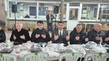 Menekşe fidesi dikimi sırasında üniversite çalışanları