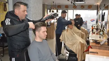 Bayram Tıraşı İçin Kuaförlerde Artan Yoğunluk ve Randevu Stratejileri