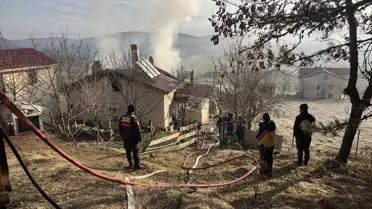 Yangın sonrası hasar görmüş ev