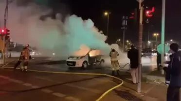 İtfaiye ekipleri yangını söndürürken