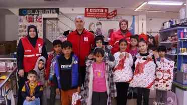 Kızılay gönüllülerinin dağıttığı bayram kıyafetleri