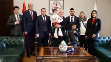 Gülsu Işıl Korkmaz'ın şiir okurken çekilmiş fotoğrafı