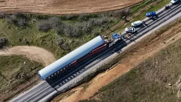 Devrilen tırın fotoğrafı