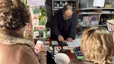 Kadın gönüllüler Zimem Defteri kapsamında bağışları dağıtıyor