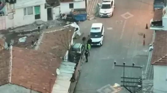 Ele geçirilen uyuşturucu maddeler ve polis ekipleri