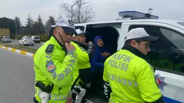 Kazada çarpışan otomobil ve kamyonet