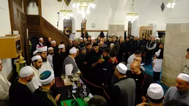 Sergide sergilenen bir kutsal el yazması görüntüsü