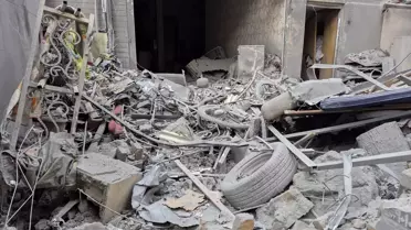 Saldiri sonrasinda yikilan binalar