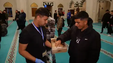 İftar programı sırasında cami içi