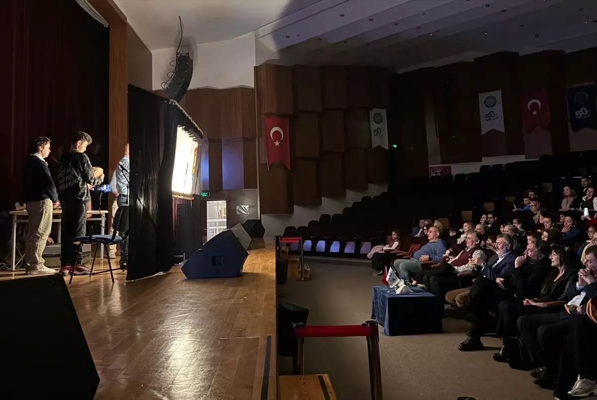 Bursa’da Gölge Oyunları Rüzgar Gibi Esti: Karagöz Sahneye Döndü