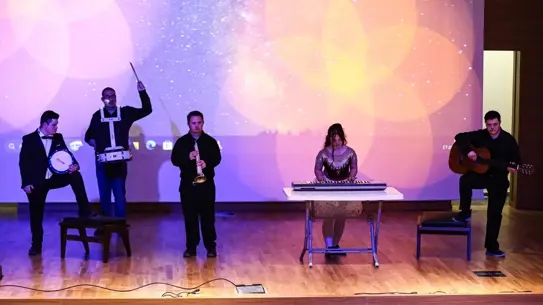 Etkinlikte sahne alan genç yetenekler