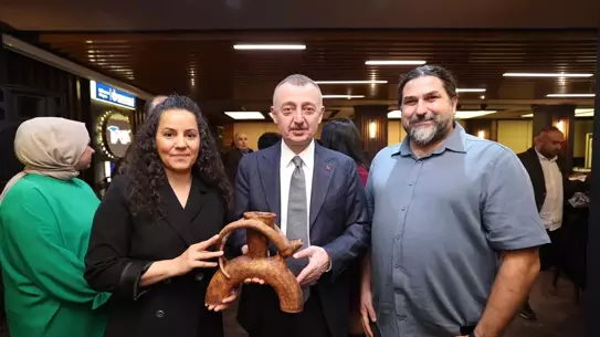 İftar sonrası sanatçılar arasında yapılan sohbet