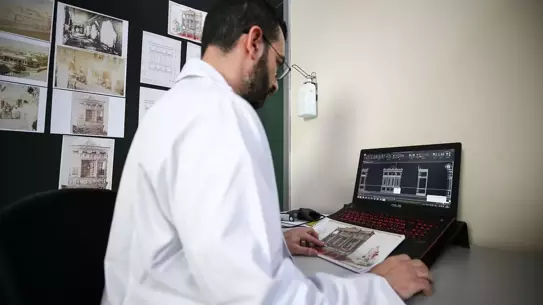 Tamir edilmiş tarihi ahşap dolap