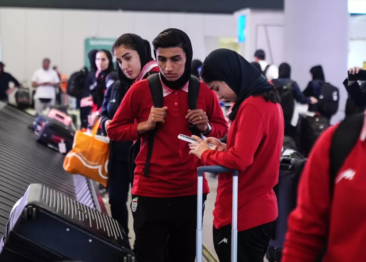 İran Kadın Futbol Takımı İstanbul Havalimanı'nda Karşılandı