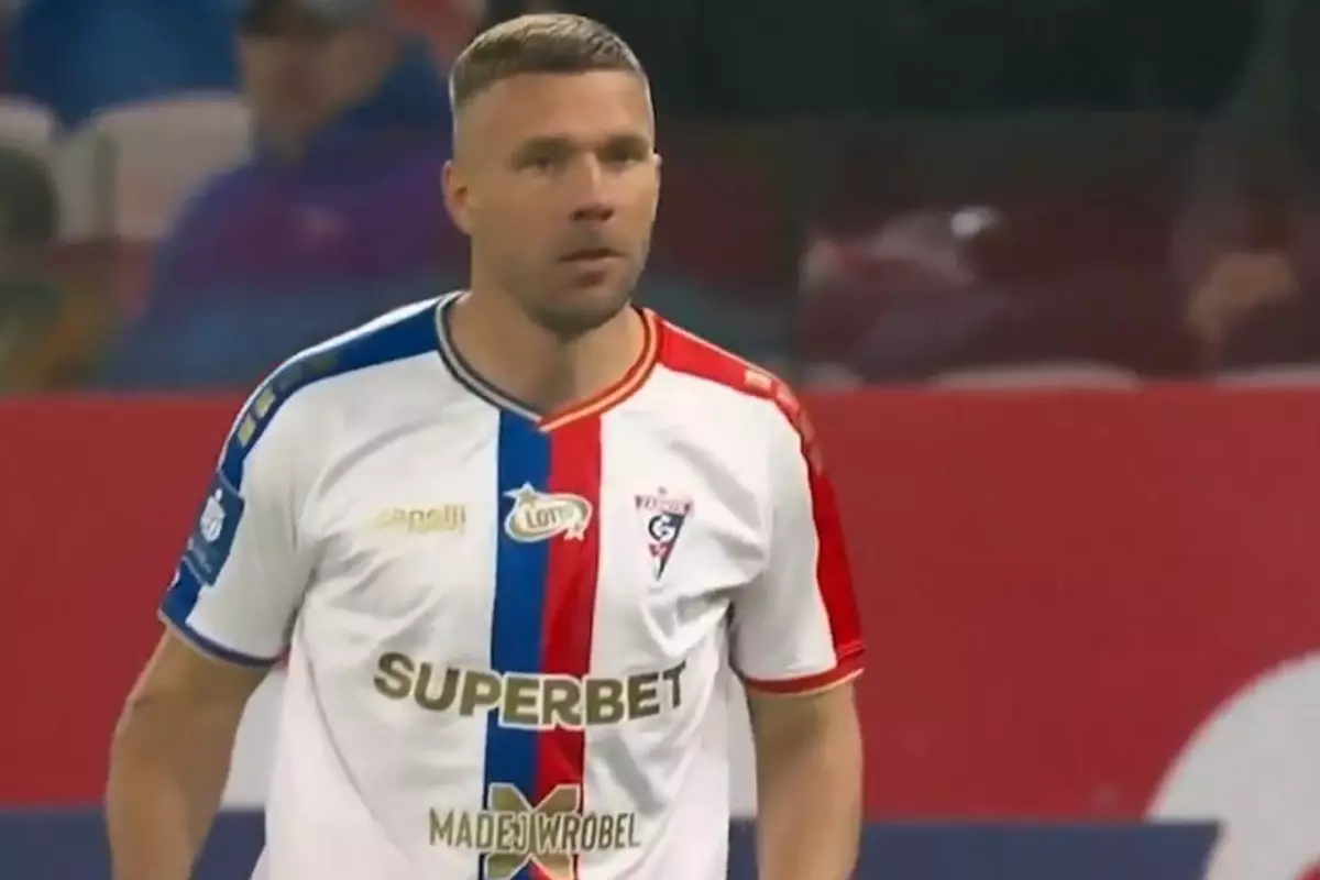 Podolski'nin 2 Dakikalık Maç Girişi: Kırmızı Kart ve Tartışma