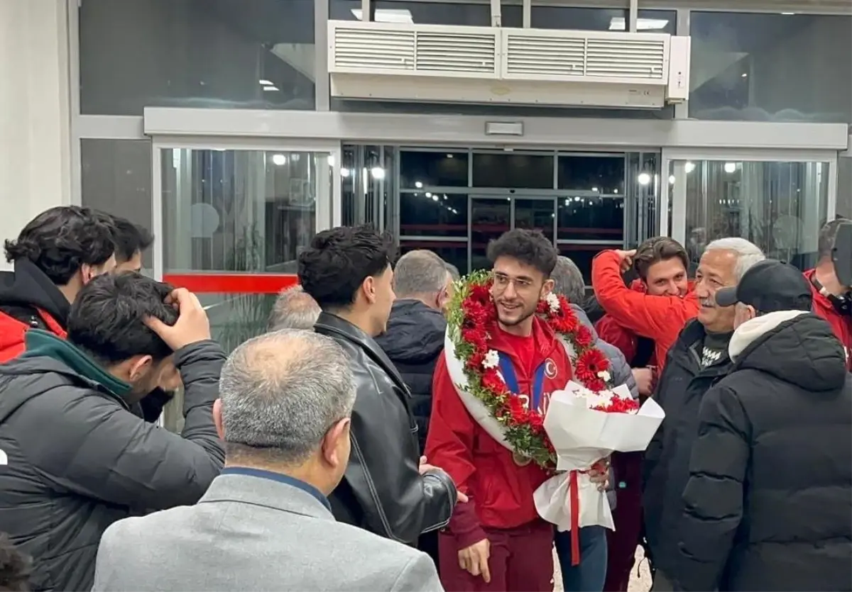 Furkan Akar, Kısa Kulvar Sürat Pateni Dünya Şampiyonası'nda Bronz Madalya Kazanarak Erzurum'a Dönüşte Coşku Yaşattı