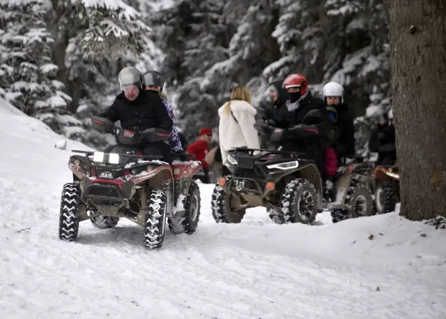 Kayak merkezinde aileler birlikte eğleniyor