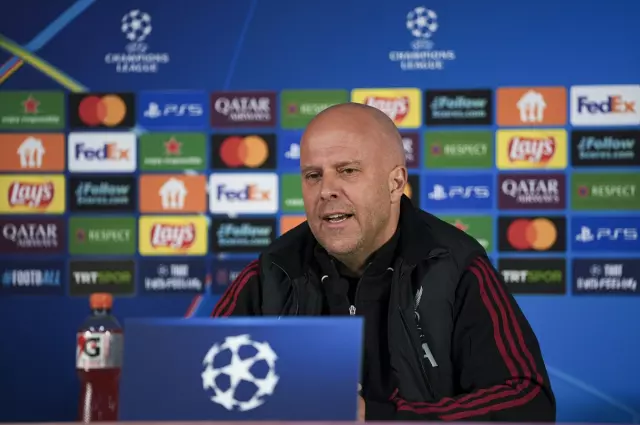 Liverpool ve Galatasaray formaları