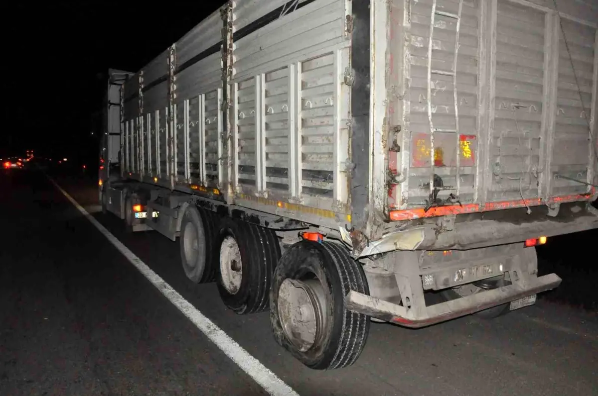 Keşan’da Tır Dorsesine Çarpan Kamyonet Kazasında 2 Kişi Hayatını Kaybetti