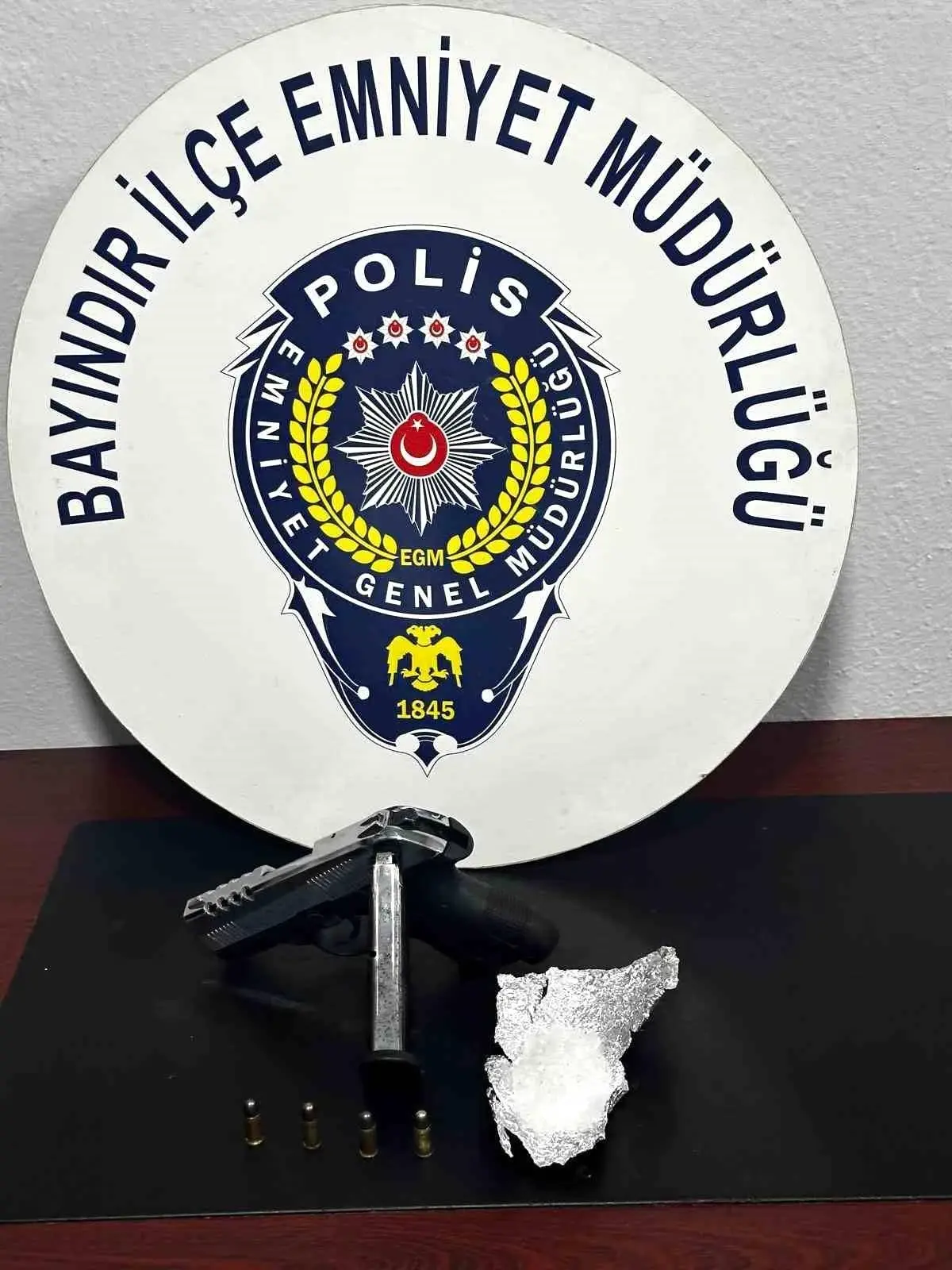 İzmir Bayındır’da Uyuşturucu ve Ruhsatsız Tabanca Operasyonu Gerçekleşti