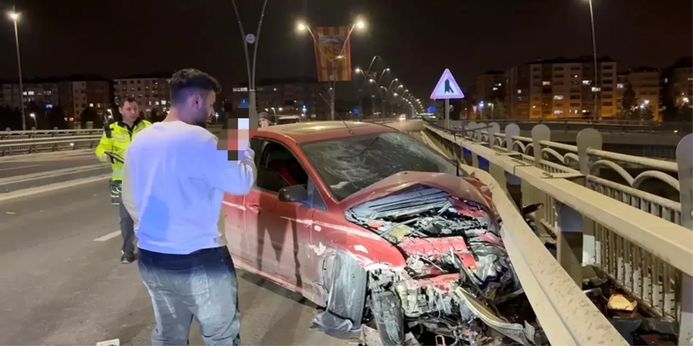 Kayseri Kocasinan’da Kontrolden Çıkan Araç Bariyerlere Çarptı, Sürücü Tedaviyi Reddetti